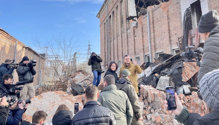Глава МИД Германии неожиданно прибыла в Харьков: ей показали руины после обстрелов РФ