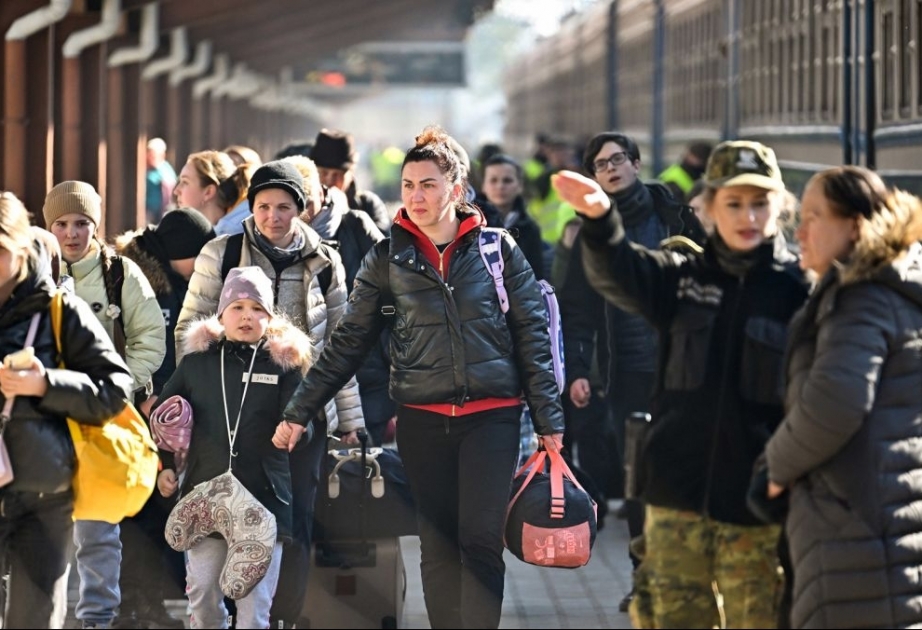 В 2024 году украинцы продолжат уезжать за границу из Украины, где война и опасно &#8212; прогноз НБУ