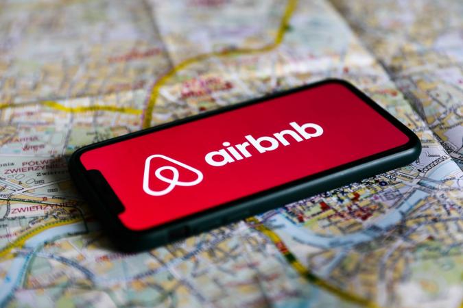 Сервис Airbnb возвращает бесплатное жилье в Варшаве для украинских беженцев