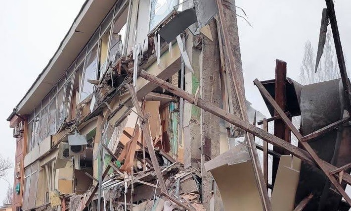 В Донецке после обстрела обвалилось здание ТЦ: найдено тело мужчины &#8212; соцсети
