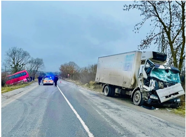 Четверо пострадавших: в Ивано-Франковской области грузовик врезался в рейсовый автобус