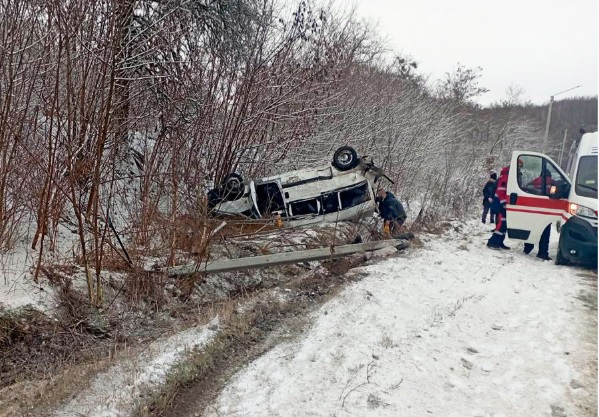 На скользкой дороге в Ровенской области перевернулось авто Fiat Scudo: врачи оказали помощь 5 пострадавшим
