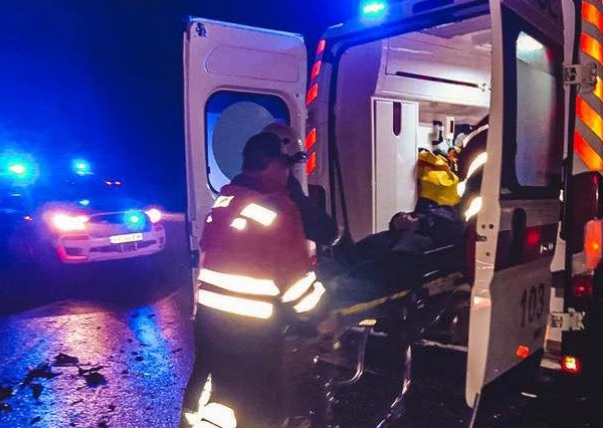 В Киеве на Дарницком мосту столкнулись Toyota C-HR и Volkswagen Tiguan: одного водителя госпитализировали