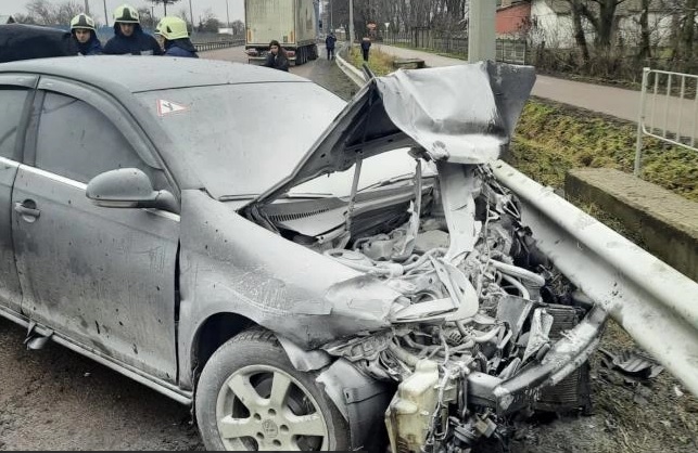 На трассе Киев-Чоп легковушка врезалась в отбойник, а потом в грузовик