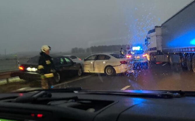 На скользких дорогах Литвы произошло 2 ДТП: повреждены не менее десятка авто