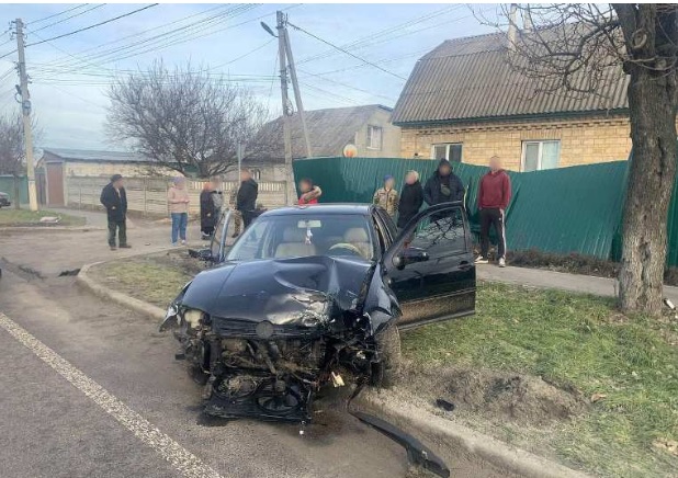 Пьяный водитель под Киевом выехал на &#171;встречку&#187; и врезался в забор: пострадала девушка-пассажир