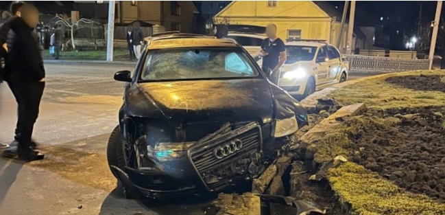 Пьяный водитель Audi A6 в Ровно устроил ДТП на пустой дороге