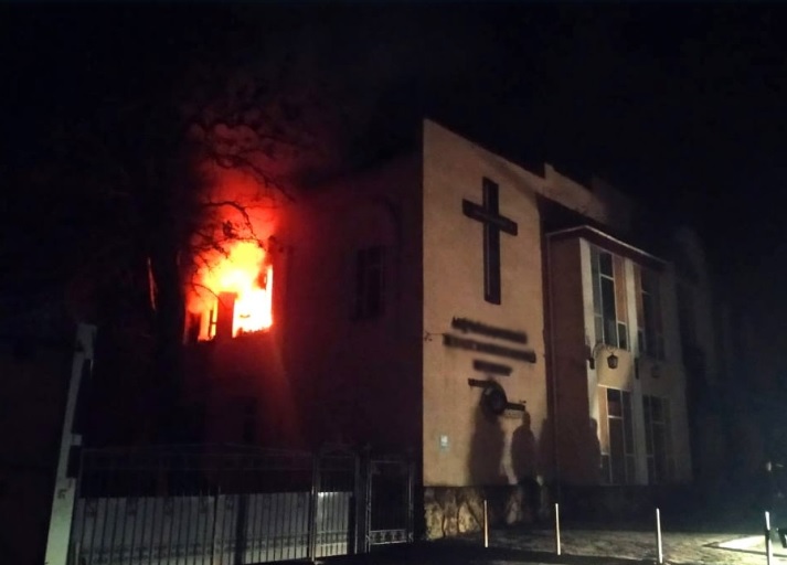 РФ обстреляла в Херсоне церковь и жилые дома: произошел пожар