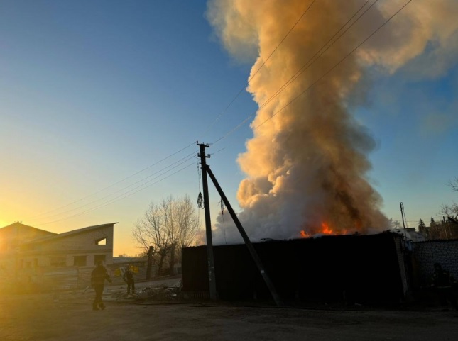 В Купянске горели дом и магазин после утренних обстрелов россиян