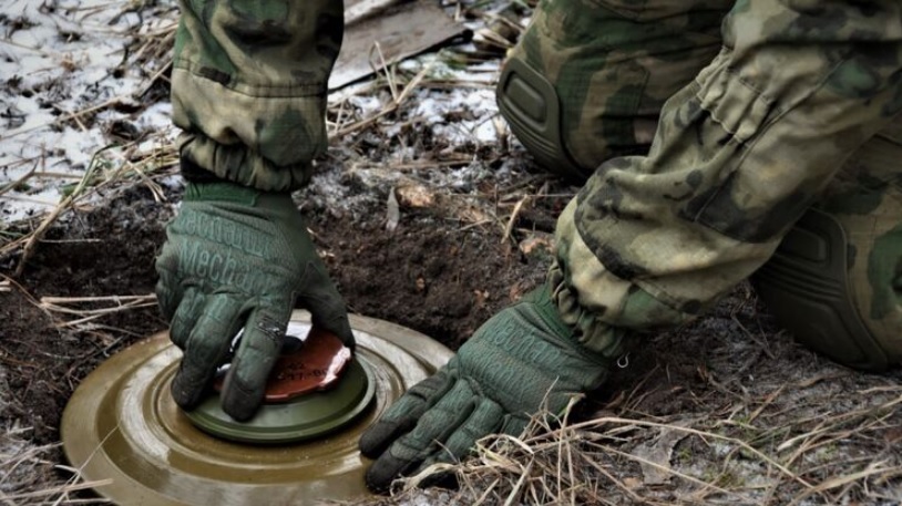На севере Киевской области украинские саперы устанавливают мины