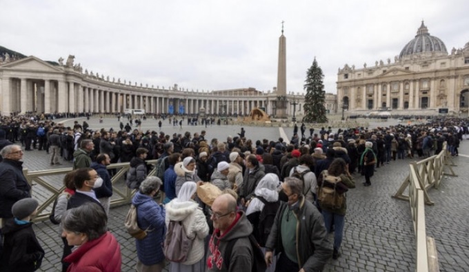 Прощание с умершим Папой Римским Бенедиктом: в собор Святого Петра пришли 65 тысяч человек