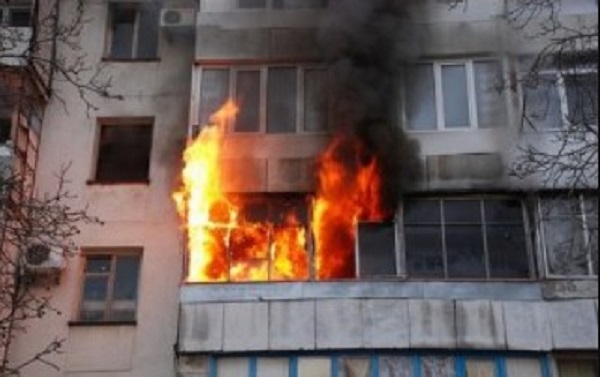 Ночью в Кривом Роге горела квартира: в помещении найдены погибшие мужчина и женщина
