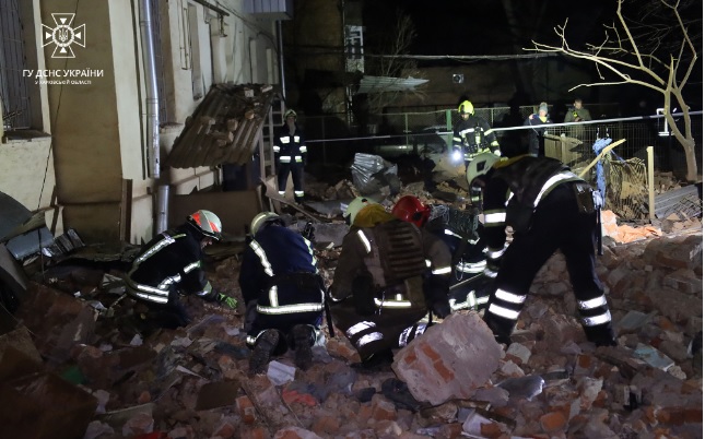 Ракетным ударом РФ разрушен дом в Харькове, погибла женщина: произошел пожар