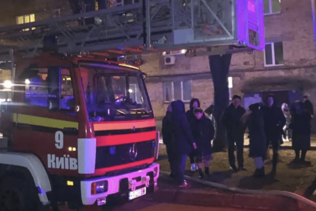 В Киеве в районе Святошино горела квартира: погиб мужчина