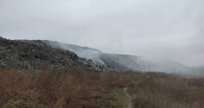 На мусорной свалке в Полтавской области шестой день тушат пожар