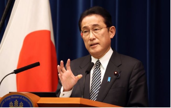 Во время публичного выступления премьер-министра Японии раздался взрыв