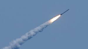 Обломки ракет РФ упали в Киевской области: в земле образовалась воронка