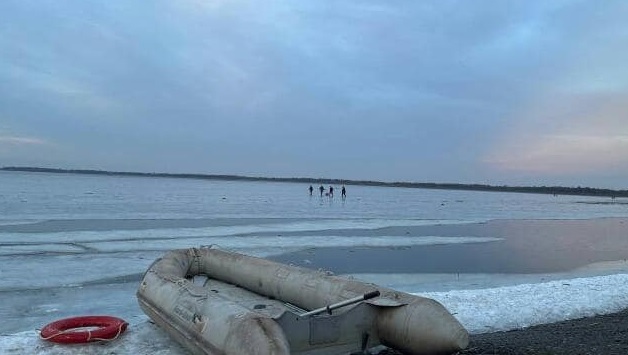 На Киевском водохранилище 11 рыбаков унесло на льдине: их спасли сотрудники ГСЧС