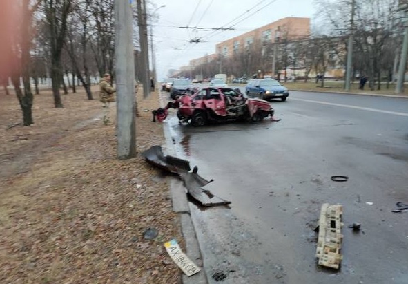 В Харькове &#8212; тройное ДТП: автомобили смяло, обломки разбросало по дороге