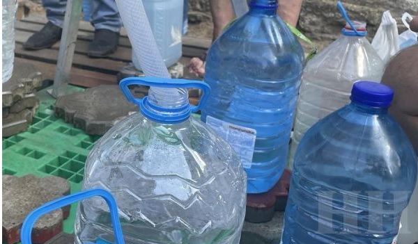 Никопольский и часть Криворожского районов остались без централизованного водоснабжения: жителям привозят питьевую воду