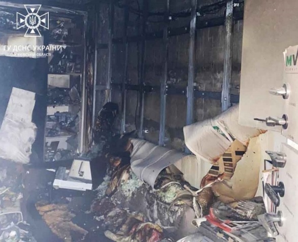 Под Киевом в цоколе высотки взорвался аккумулятор: пришлось тушить пожар
