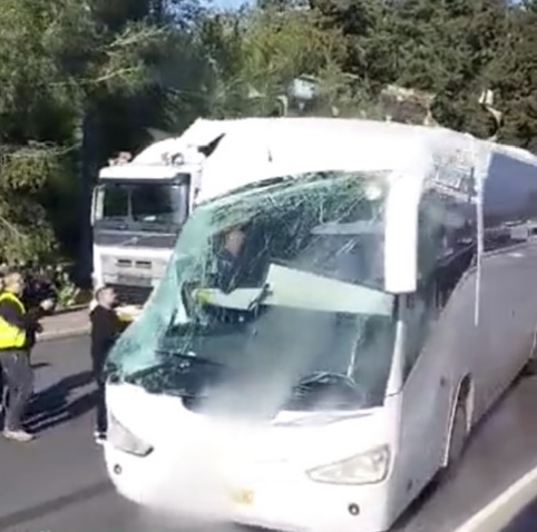 В Израиле грузовик врезался в школьный автобус: пострадал ребенок