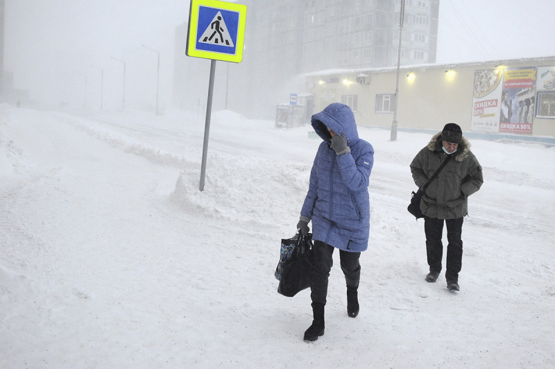Снегопады охватили несколько областей Украины: на Ивано-Франковщине остановился транспорт, на Львовщине на дороги падали деревья