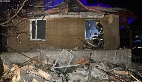 В Днепре тушили пожар: когда раздался взрыв в соседнем доме, спасатели нашли труп
