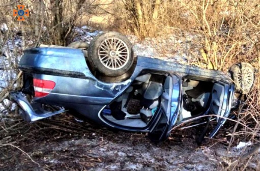 В Днепре в результате ДТП перевернулось авто BMW: водителя отправили в больницу