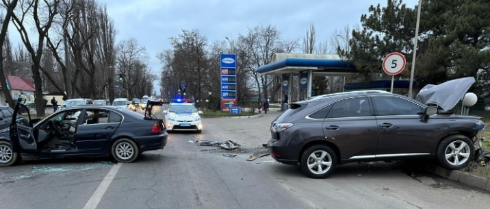 В Одессе &#8212; ДТП, при обгоне столкнулись Lexus и BMW: есть пострадавшие