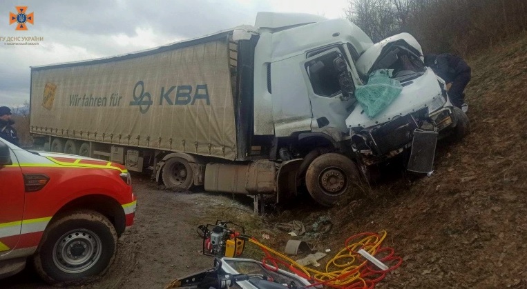 На Закарпатье микроавтобус столкнулся с грузовиком: погибли четверо, среди них ребенок