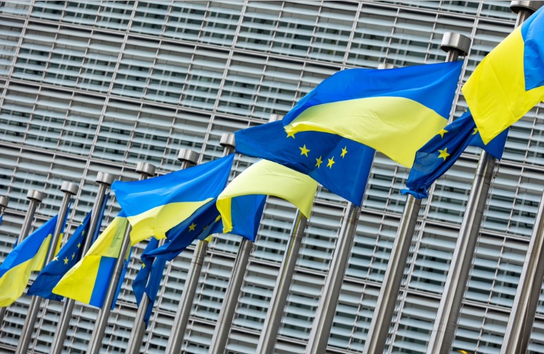 Здания евроинститутов подсветили сине-желтыми цветами ко Дню Независимости Украины