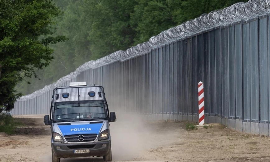 Нелегальные мигранты штурмуют белорусско-польскую границу