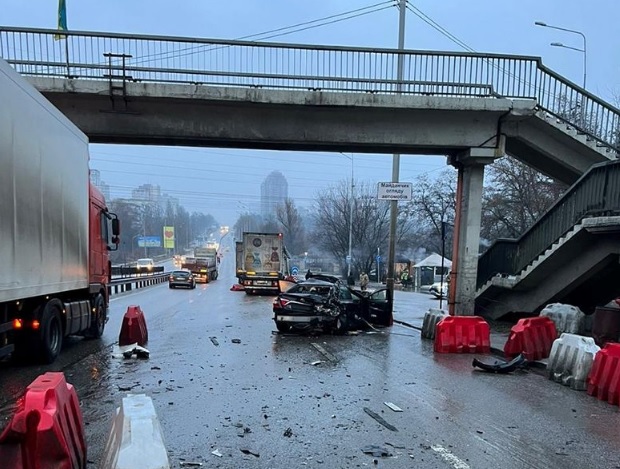 В Киеве &#8212; тройное ДТП с грузовиком: один водитель погиб