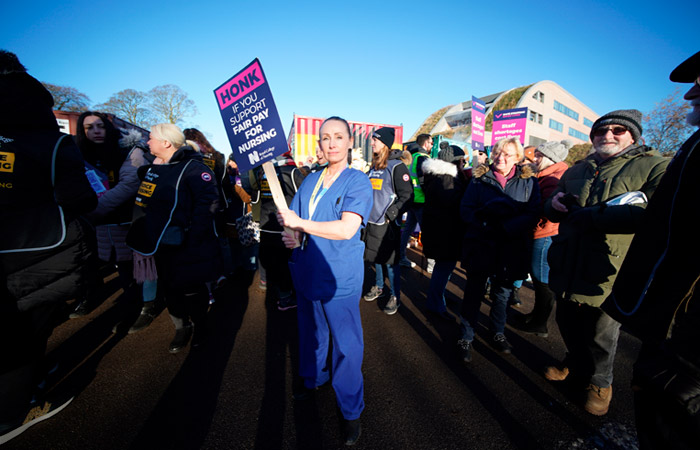 Медсестры и медики скорой помощи в Великобритании вышли на забастовку