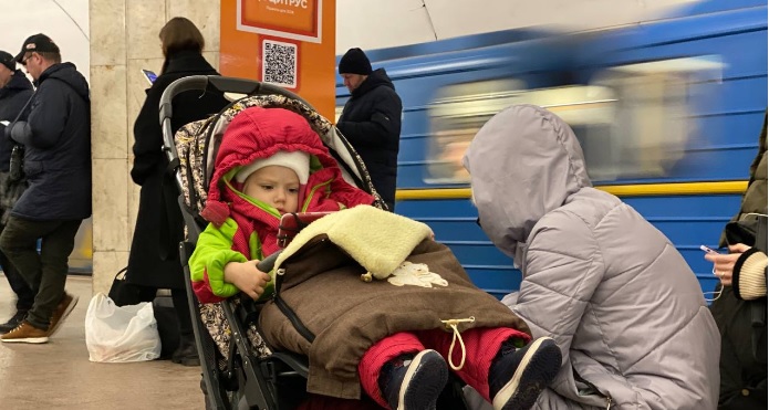Киевляне пережидают ракетную атаку РФ, спустившись в метро
