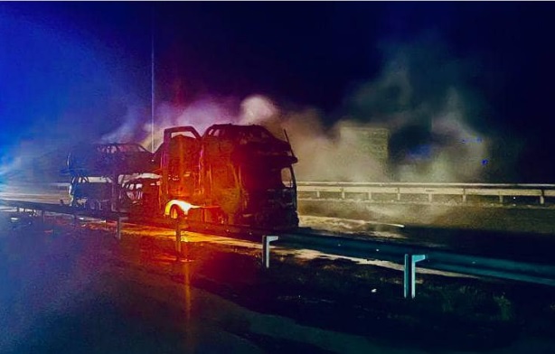На трассе Киев-Чоп загорелся автовоз: огонь уничтожил 7 авто