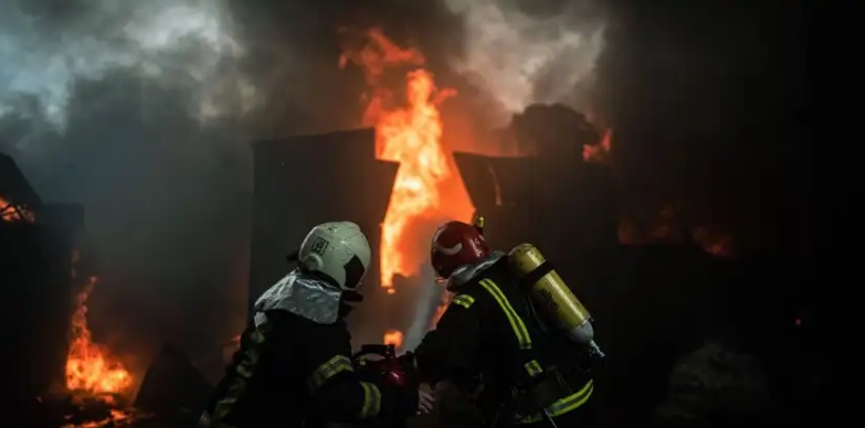 В Подольском районе Киева несколько часов бушевал пожар: горел склад предприятия