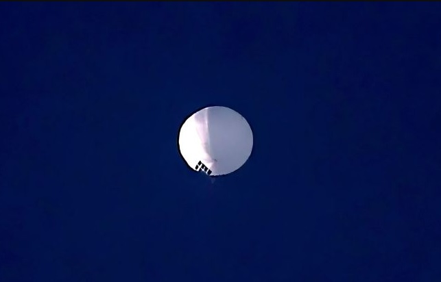 Военные США заметили в небе воздушный шар: пролетел над Гавайями