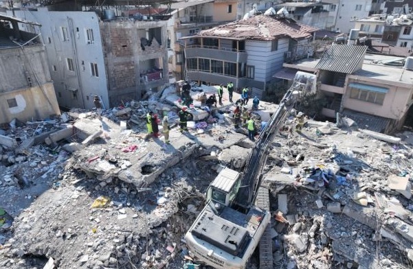 Землетрясение в Турции: украинские спасатели достали из-под завалов 55 погибших