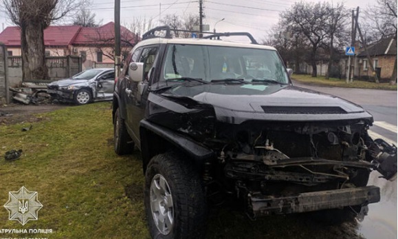 В Черкассах столкнулись авто Mitsubishi и Toyota: один водитель сильно торопился и нарушил ПДД