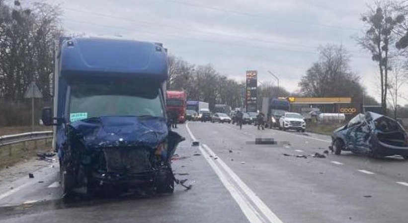 Погибли девочка и водитель: на трассе Киев-Чоп женщина в Skoda не справилась с управлением