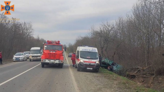 На дороге в Винницкой области разбилось авто Chevrolet: водитель погиб, пассажира спасли