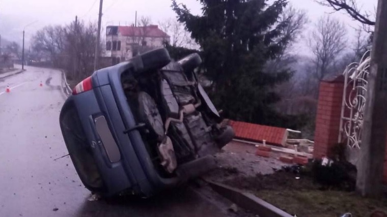 Двое мужчин госпитализированы: в Винницкой области авто врезалось в забор и перевернулось