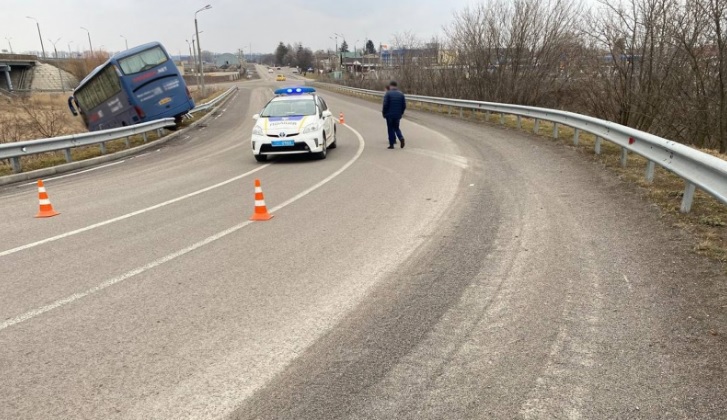 В Жашкове рейсовый автобус попал в ДТП: сломан отбойник