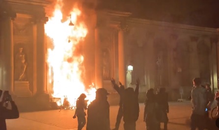 Во французском Бордо во время пенсионных протестов неизвестные подожгли мэрию