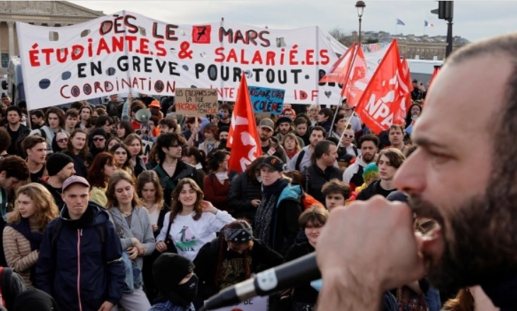 В Париже &#8212; массовые протесты против пенсионной реформы: на баррикадах &#8212; пожары, людей разгоняют водометами