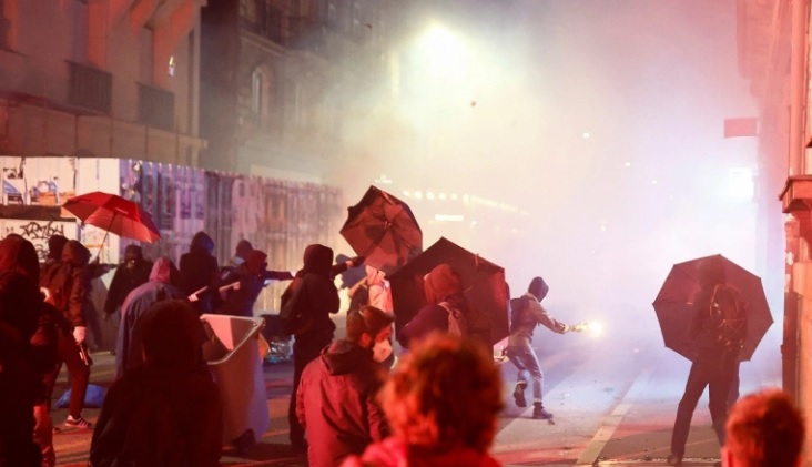 Во Франции задержали почти 170 участников беспорядков на протестах против пенсионной реформы