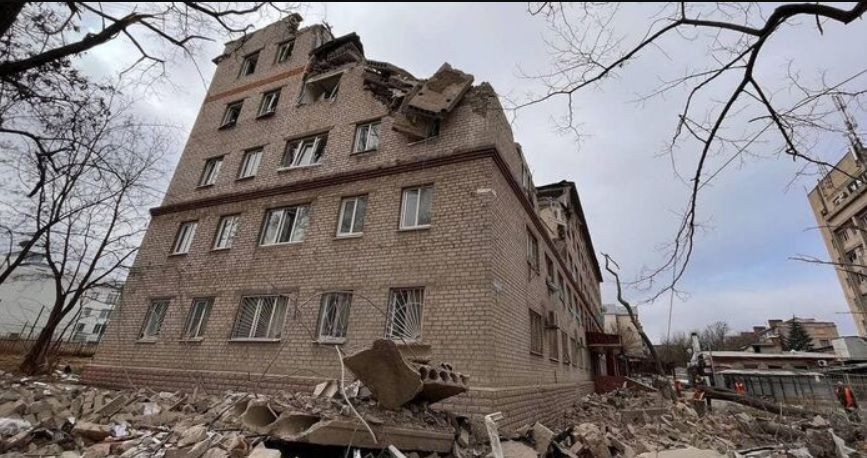 Ночью РФ обстреляла Краматорск ракетами: обрушилась часть пятиэтажки