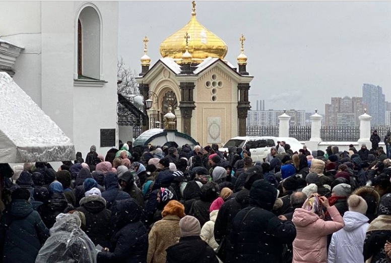 В Киево-Печерской лавре, которую сегодня должны покинуть монахи, собираются верующие УПЦ